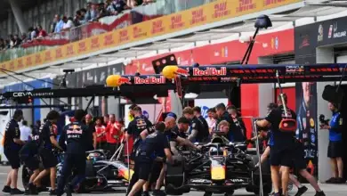 Red Bull Racing mechanics working intensely during a high‑speed pit stop. © RedBullContentPool