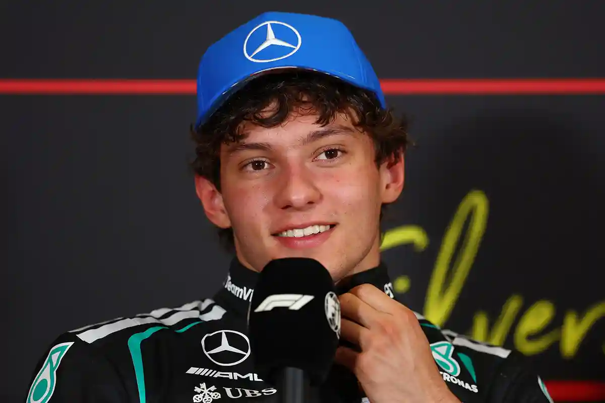 Kimi Antonelli attacking hard during the British GP 2026 at Silverstone, directly linked to the focus keyphrase: Mercedes engine trick surprises McLaren at Silverstone.