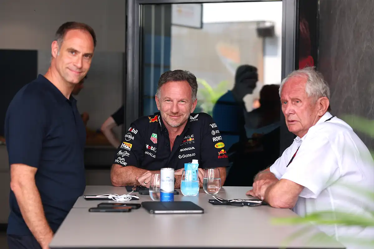 Christian Horner, Oliver Mintzlaff and Helmut Marko in discussion during practice in Jeddah, directly linked to the focus keyphrase: Red Bull under pressure as Mercedes gains at Silverstone. © Red Bull Content Pool