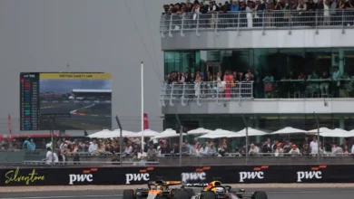 Max Verstappen leading Oscar Piastri at Silverstone during the 2025 British GP, showing how sprint rules impact tyre and energy management at British GP. © Glenn Dunbar / LAT Images.