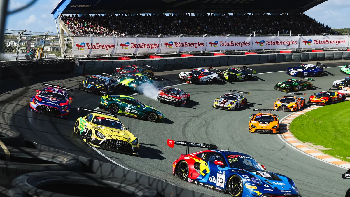 The field through the Hugenholtzbocht at Zandvoort with a car facing the wrong way
