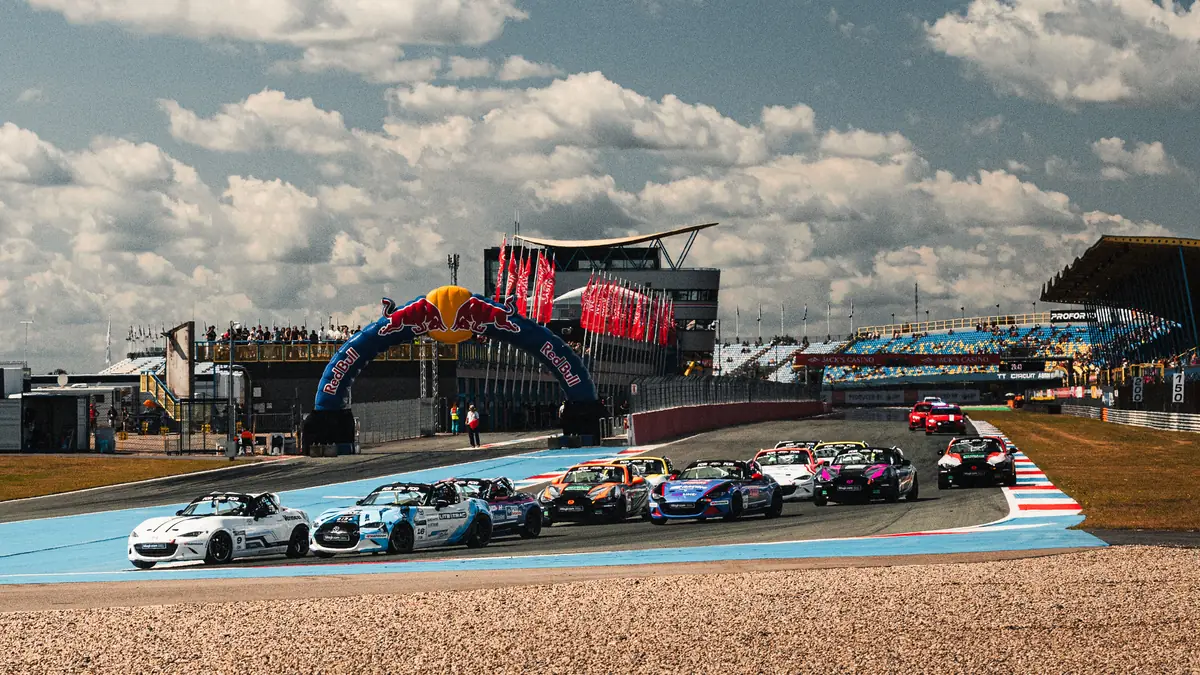 Mazda MX-5 Cup cars racing towards the camera at TT Circuit Assen