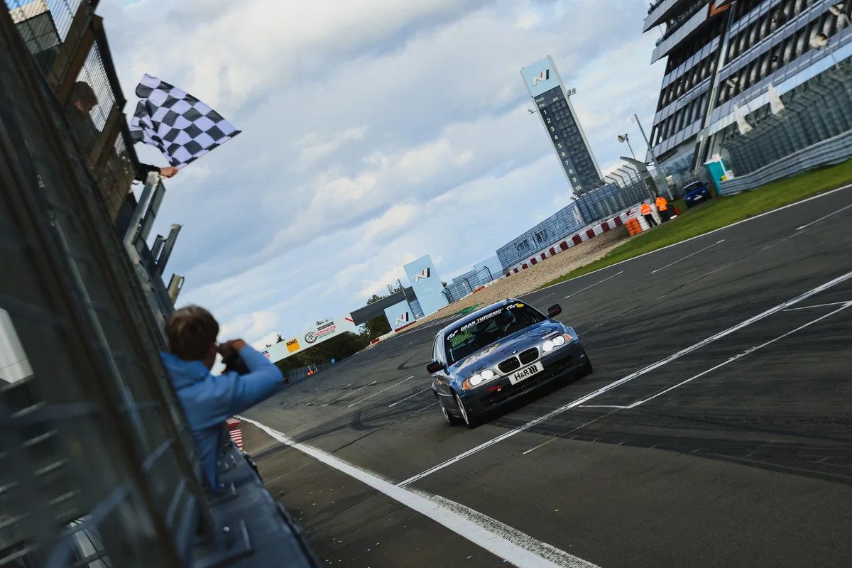 The number 254 BMW 346C of Ingo Oepen and Henrik Launhardt takes the chequered flag at NLS10